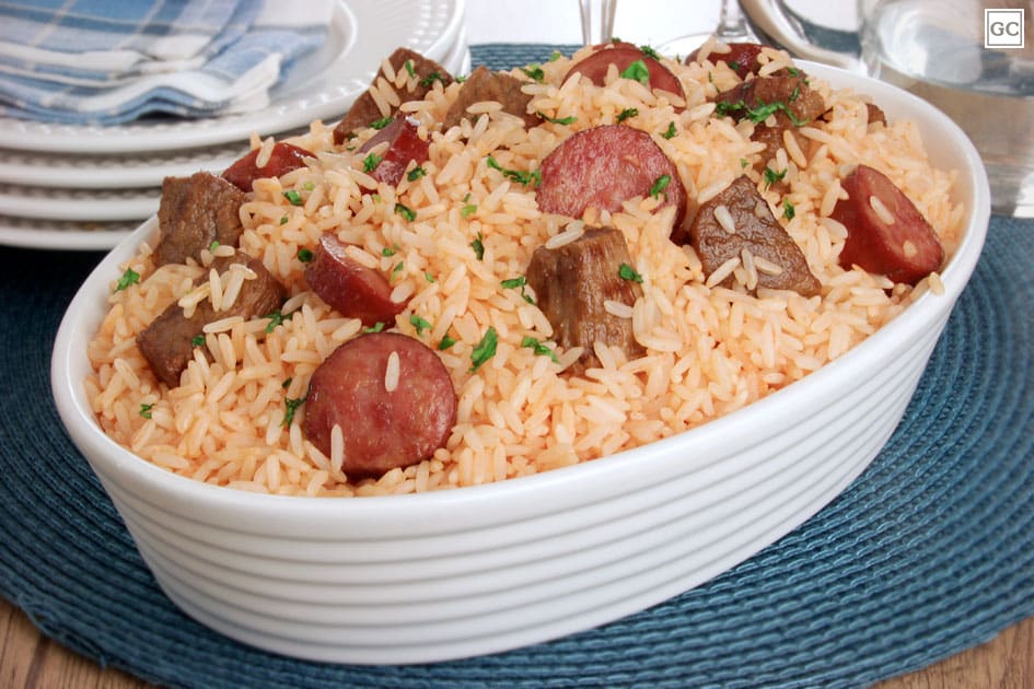 arroz com carne e linguiça